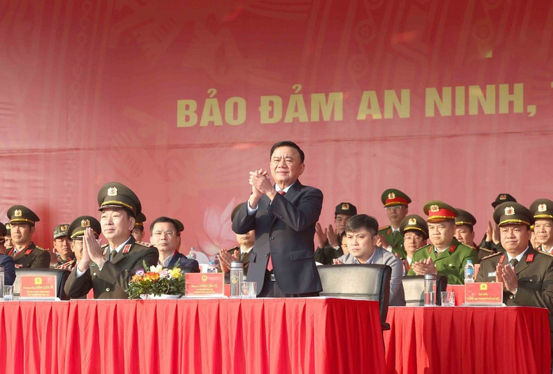 Постоянный член Секретариата Чан Кам Ту присутствует на церемонии выдвижения сил и учениях по отработке плана обеспечения безопасности и общественного порядка в ходе XIV Всевьетнамского партийного съезда КПВ. (Фото: ВИА)