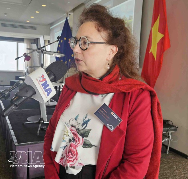 Профессор Сара Баатоут, заместитель директора Института прикладной ядерной медицины Бельгии (SCK CEN), даёт интервью корреспонденту ВИА в Брюсселе (Бельгия). (Фото: ВИА)