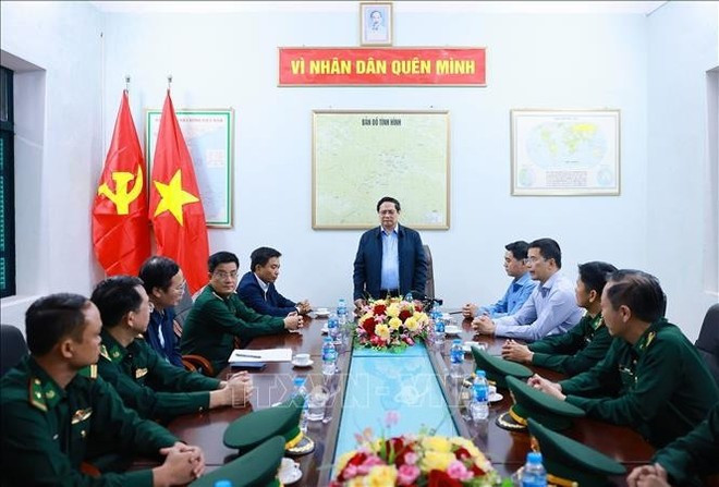 Премьер-министр Фам Минь Тьинь беседует, оказывает моральную поддержку и ставит задачи кадрам и бойцам Пограничной заставы Йенхыонг. (Фото: ВИА)