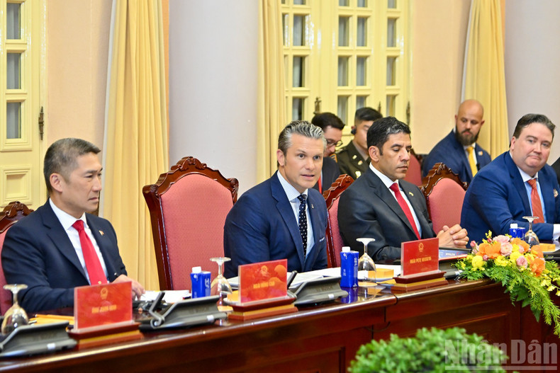 Министр войны США Пит Хегсет выступает на приеме.