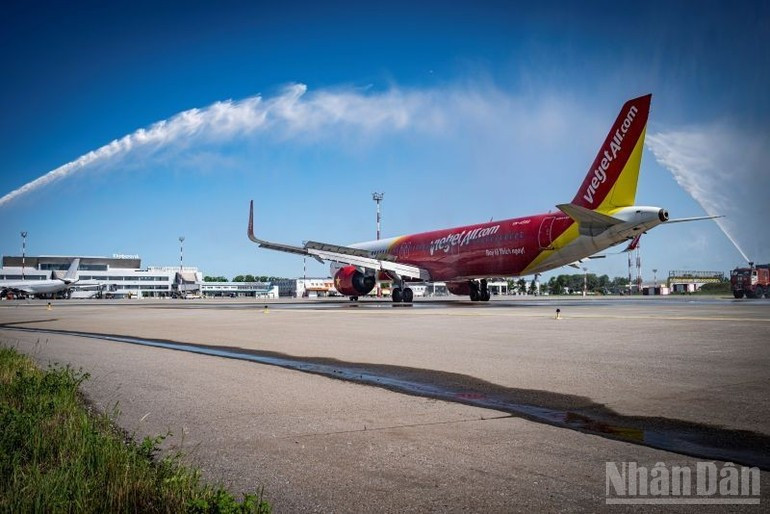 Самолет авиакомпании Vietjet был торжественно встречен водяной аркой в аэропорту Хабаровска. photo-7.jpg