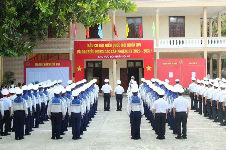 Списки кандидатов размещены в центральных и хорошо обозримых местах, чтобы избиратели могли удобно изучить информацию.
