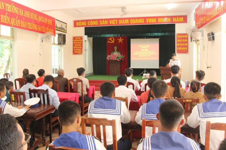 Командование подразделений уделяло внимание разъяснительной и пропагандистской работе о выборах среди кадровых работников, военнослужащих и жителей островов.