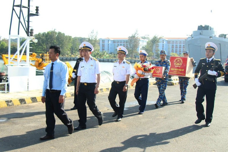 Избирательные ящики погружают на корабль для доставки на острова.