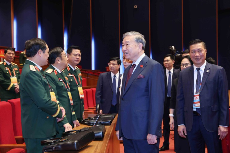 Генеральный секретарь ЦК КПВ То Лам с делегатами. (Фото: ВИА)