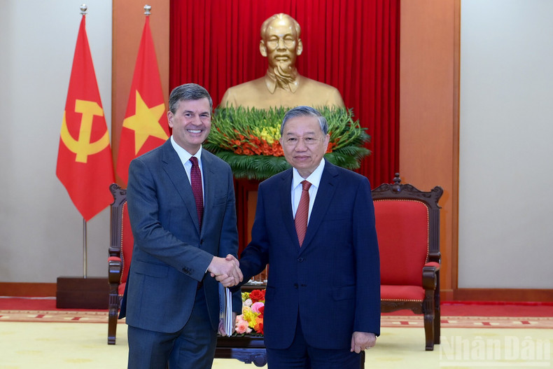 Генеральный секретарь ЦК КПВ То Лам принимает Ректора РАНХиГС Алексея Комиссарова.