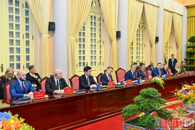 Министр войны США Пит Хегсет и сопровождающие его представители.