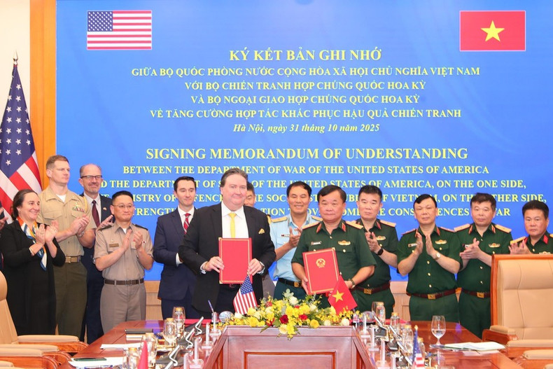 Генерал-полковник Хоанг Суан Тьен, заместитель министра национальной обороны, Посол США во Вьетнаме Марк Кнаппер и делегаты на церемонии подписания. (Фото: ВИА) Генерал-полковник Хоанг Суан Тьен, заместитель министра национальной обороны, Посол США во Вьетнаме Марк Кнаппер и делегаты на церемонии подписания. (Фото: ВИА)