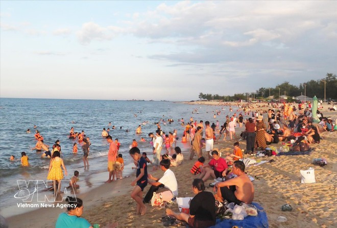 Множество жителей и туристов приходят на пляж Тхуанан в городе Хюэ, чтобы отдыхать и купаться. (Фото: ВИА)