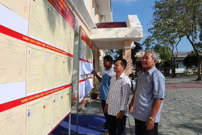 Жители знакомятся со списком кандидатов в депутаты Национального собрания и Народных советов всех уровней, вывешенным в здании Народного комитета общины Шонглок. (Фото: ВИА)