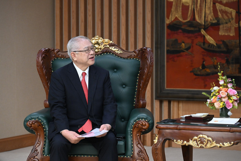 Председатель Общества японско-вьетнамской дружбы региона Кансай Нисимура Тэйити выступает с речью.