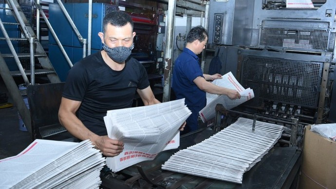 Работники Ханойской типографии газеты «Нянзан» оперативно печатают проекты документов. (Фото: Данг Кхоа)