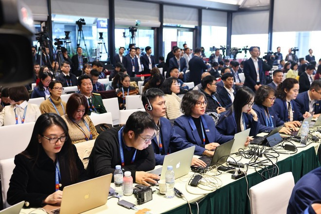 Отечественные и иностранные журналисты на пресс-конференции, посвящённой объявлению итогов XIV XIV Всевьетнамского съезда КПВ. (Фото: ВИА)