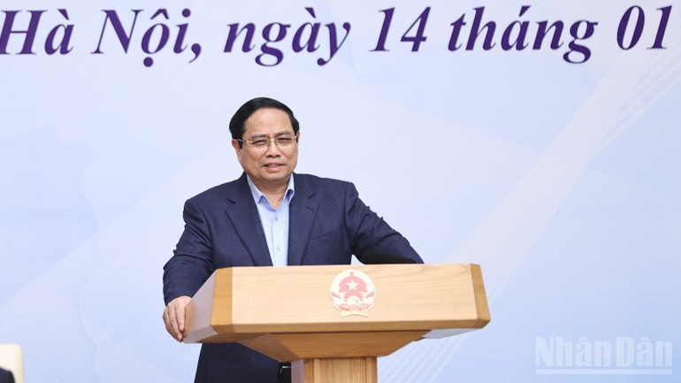 Премьер-министр Фам Минь Тьинь выступает на совещании.