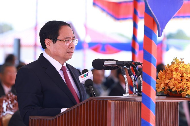 Премьер-министр Вьетнама Фам Минь Тьинь выступает на церемонии открытия пары международных КПП Таннам – Моунчей. (Фото: ВИА)