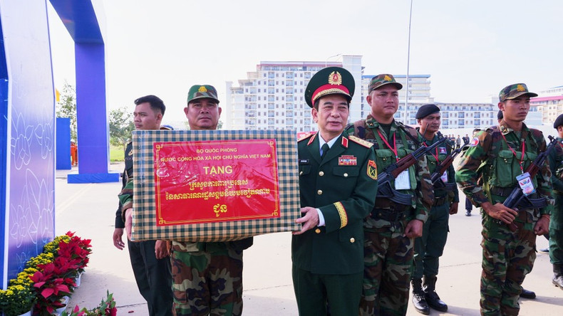 Генерал армии Фан Ван Жанг, министр национальной обороны Вьетнама, вручает подарок патрульной группе 232-го батальона Военного округа провинции Свайриенг (Камбоджа). (Фото: ВИА)