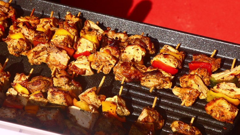 Филиппинский павильон на фестивале еды удивлял гостей мясом на шпажках. Маленькие кусочки маринованного мяса, приготовленные на гриле, подавались в удобном формате для дегустации. Блюдо привлекало внимание насыщенным вкусом и ароматом, характерным для традиционной филиппинской кухни.