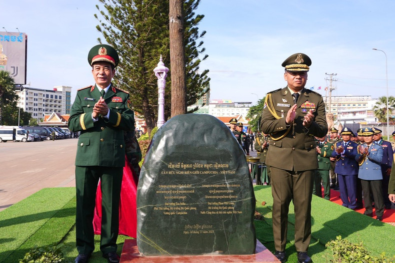 Генерал армии Фан Ван Жанг, министр национальной обороны Вьетнама, и генерал армии Тиа Сеиа, заместитель премьер-министра, министр национальной обороны Королевства Камбоджа в зоне посадки дерева дружбы в международном пункте пропуска Бавет. (Фото: ВИА)