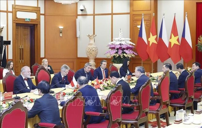 Генеральный секретарь То Лам принимает Председателя Сената Парламента Чешской Республики Милоша Выстрчила. (Фото: ВИА)