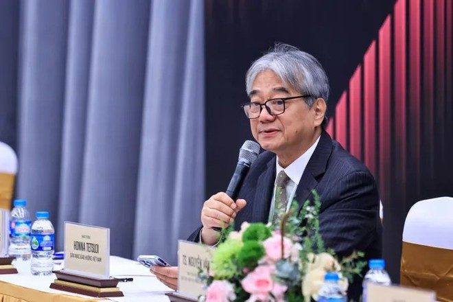 Дирижёр Хонна Тэцудзи (Национальный симфонический оркестр Вьетнама) делится информацией о концертной программе. (Фото: Оргкомитет)