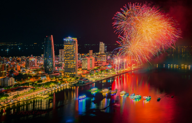 Sun Group - это не только гигант в сфере недвижимости, но и сила, стоящая за крупнейшими, самыми зрелищными и рекордными фейерверками во Вьетнаме. (Фото: Sun Group)