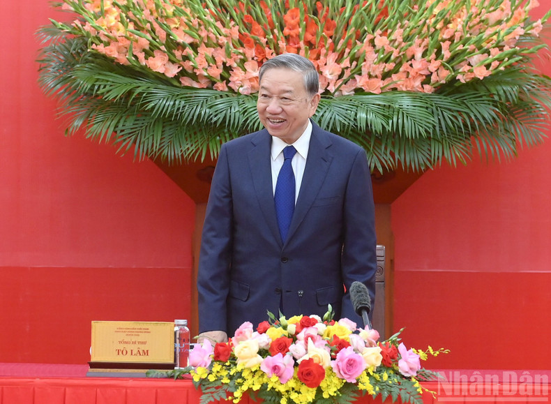 Генеральный секретарь ЦК КПВ То Лам выступает на встрече.