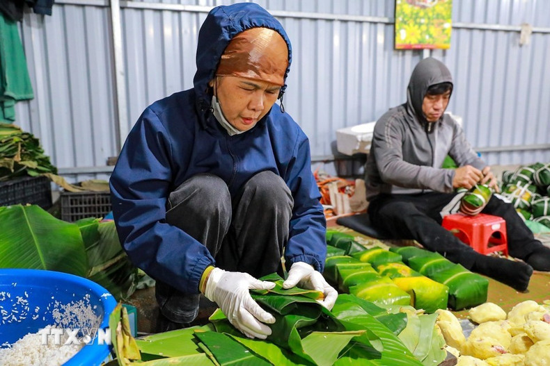 Ловкие руки мастера быстро заворачивают пироги; каждый ровный квадратный сгиб свидетельствует о мастерстве, накопленном за многие годы работы в ремесле. (Фото: ВИА)