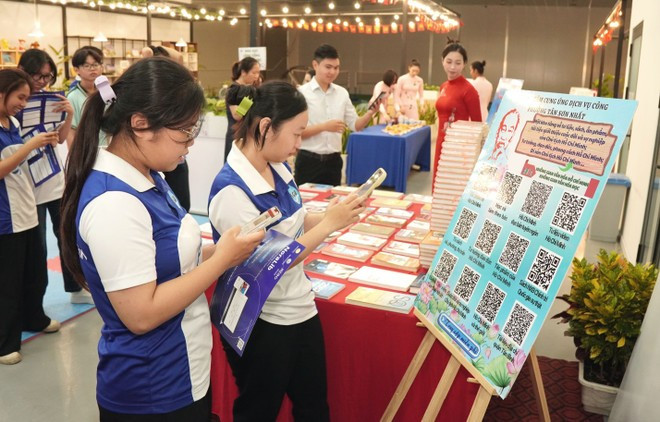 Студенты знакомятся с умной цифровой библиотекой в квартале Таншоннят города Хошимин. (Фото: ВИА)