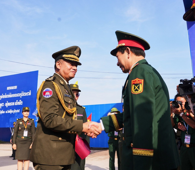 Генерал армии Тиа Сеиа, заместитель премьер-министра, министр национальной обороны Королевства Камбоджа, встречает генерала армии Фан Ван Жанга, министра национальной обороны Вьетнама, и вьетнамскую делегацию, прибывающих для участия во Втором вьетнамско-камбоджийском дружественном оборонном обмене в международном пункте пропуска Бавет (Камбоджа). (Фото: ВИА)