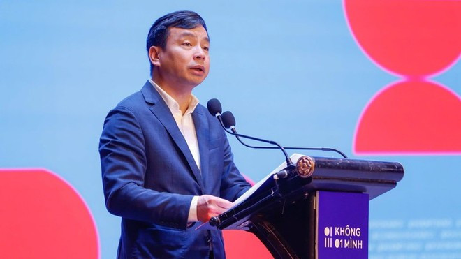 Генерал-майор Нгуен Суан Минь, начальник Департамента кибербезопасности и борьбы с преступлениями в сфере высоких технологий (A05, Министерство общественной безопасности), выступает на церемонии запуска коммуникационной кампании «Не в одиночку». (Источник: nhandan.vn)