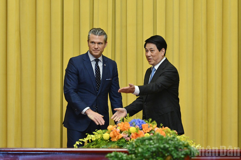 Президент Лыонг Кыонг и Министр войны США Пит Хегсет на приеме.