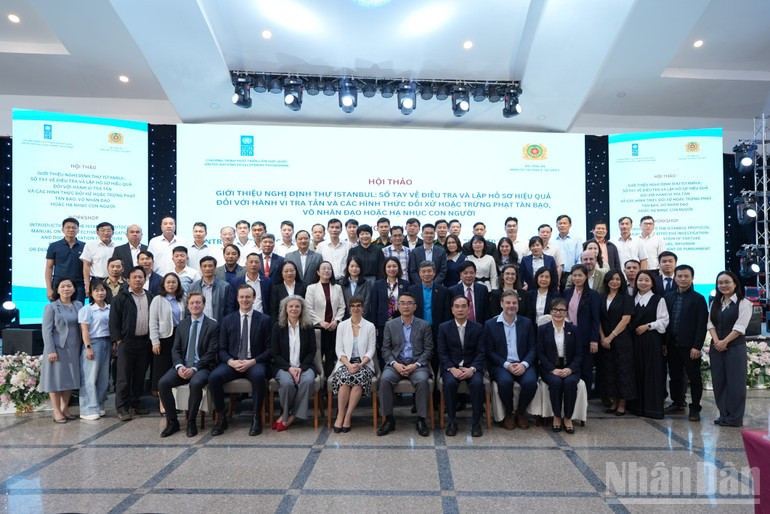 Участники семинара фотографируются на память.