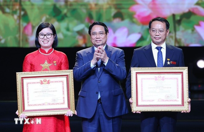 Премьер-министр Фам Минь Тьинь вручает звание «Всенациональный боец соревнования» отдельным лицам с выдающимися достижениями в движении за патриотическое соревнование (Фото: ВИА)