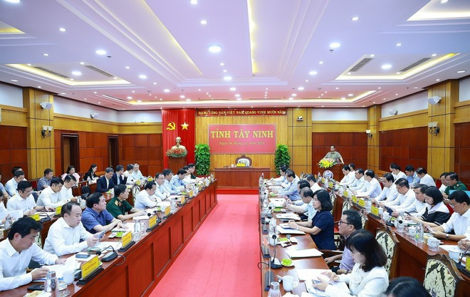 Премьер-министр Фам Минь Тьинь работает с Постоянным комитетом Партийного комитета провинции Тэйнинь. (Фото: ВИА)