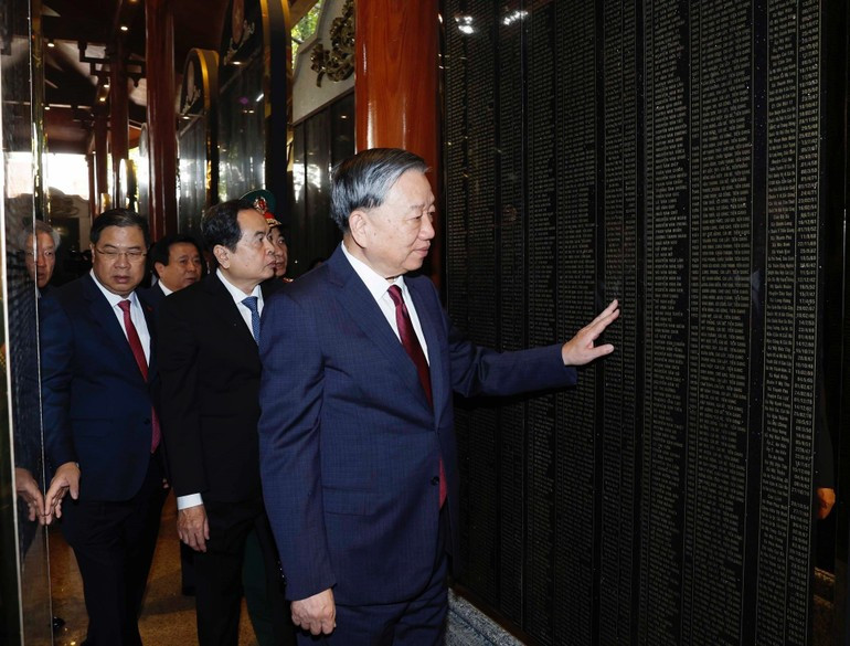 Генеральный секретарь ЦК КПВ То Лам и делегаты посещают Мемориальную стелу в честь павших бойцов. (Фото: ВИА)