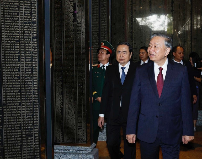 Генеральный секретарь ЦК КПВ То Лам и делегаты посещают Мемориальную стелу в честь павших бойцов. (Фото: ВИА)