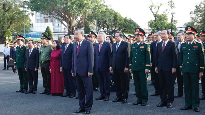 Генеральный секретарь ЦК КПВ То Лам и участники церемонии возлагают цветы и воскуряют благовония у Монумента Победы. (Фото: ВИА)