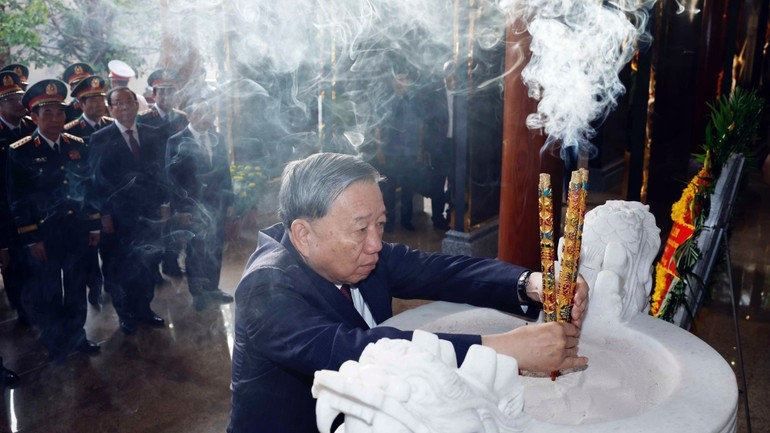 Генеральный секретарь ЦК КПВ То Лам и делегаты возлагают цветы и воскуряют благовония у Мемориальной стелы в честь павших бойцов. (Фото: ВИА)