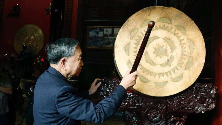 Генеральный секретарь ЦК КПВ То Лам бьет в барабан в мемориальном доме Президента Хо Ши Мина. (Фото: ВИА)