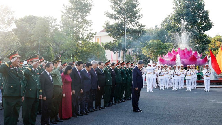Генеральный секретарь ЦК КПВ То Лам и делегаты возлагают цветы и воскуряют благовония у Монумента Победы. (Фото: ВИА)