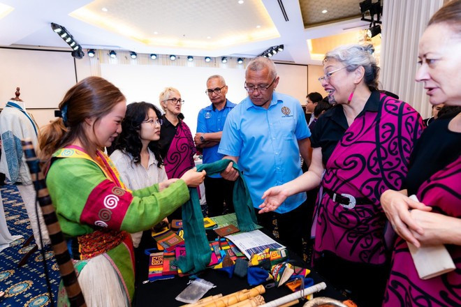 Ванг Тхи Зе представляет Вьетнам на международных форумах, делясь своим путём сохранения нематериального культурного наследия. (Фото: ВИА)