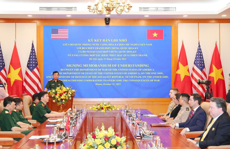 Генерал-полковник Хоанг Суан Тьен, заместитель министра национальной обороны, выступает на церемонии подписания. (Фото: ВИА) Генерал-полковник Хоанг Суан Тьен, заместитель министра национальной обороны, выступает на церемонии подписания. (Фото: ВИА)