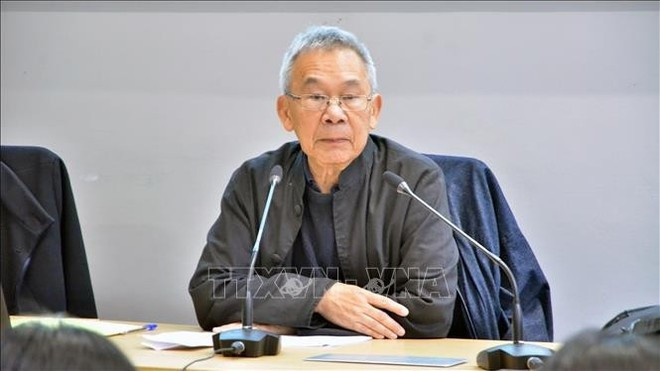 Ле Ван Кыонг, почётный профессор Парижской школы экономики и старший научный сотрудник Национального центра научных исследований Франции (CNRS), выступает с докладом на конференции. (Фото: ВИА)