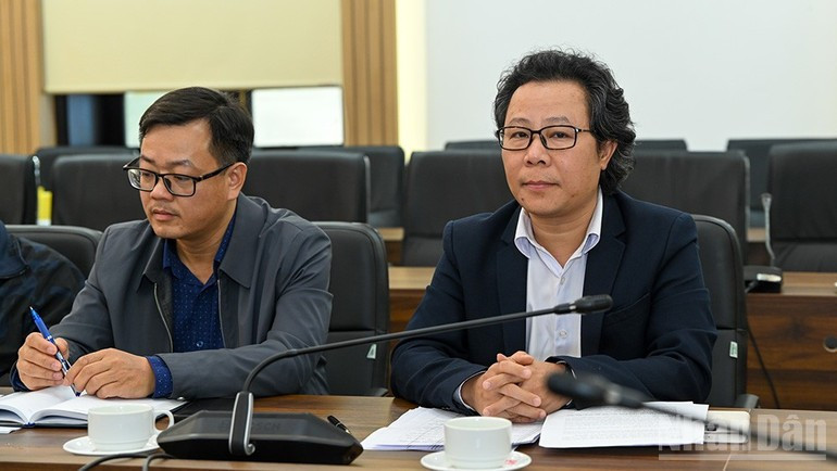 Товарищ Ву Май Хоанг (справа) на встрече. (Фото: Тхэ Дай)