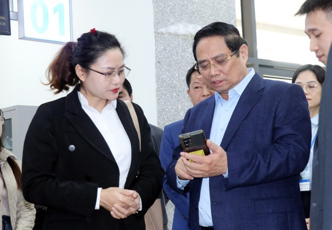 Премьер-министр Фам Минь Тьинь отметил и оценил качество государственных услуг по отзывам населения. (Фото: ВИА)