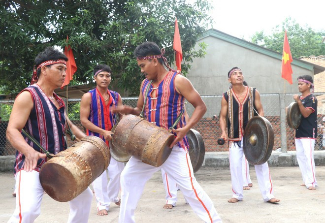 Народные мастера деревни Ситхоай исполняют «двойной барабан, три гонга, пять чингов». (Фото: ВИА)