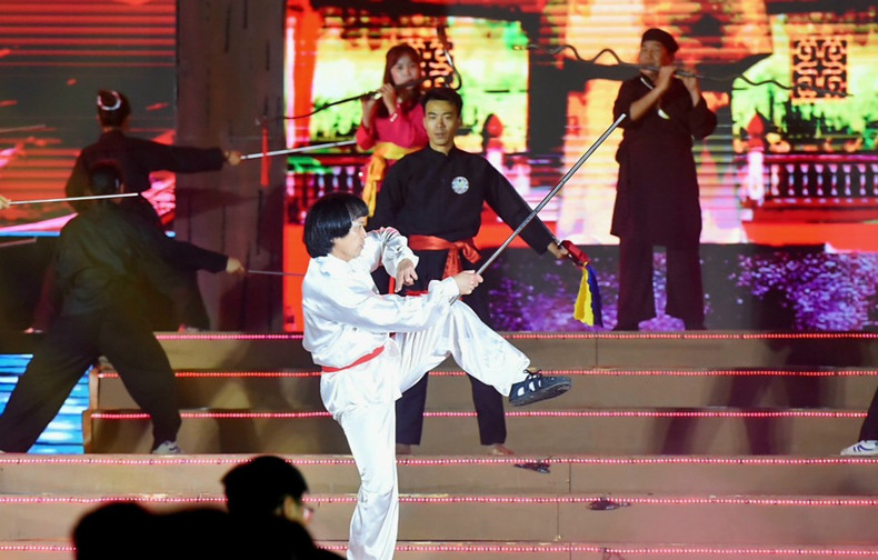 Мастер боевых искусств демонстрирует технику боевой свирели. (Фото: ВИА)