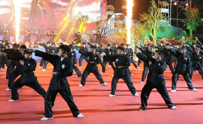Групповое выступление учеников с комплексом боевой свирели. (Фото: ВИА)