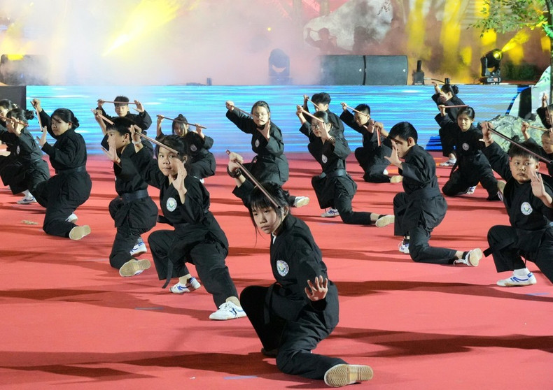 Ученик демонстрирует технику работы со свирелью. (Фото: ВИА)