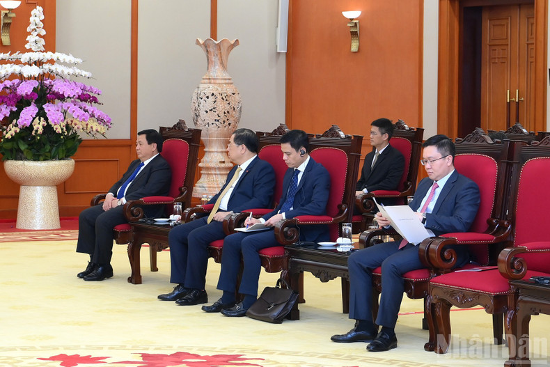 Вьетнамские делегаты на приеме.